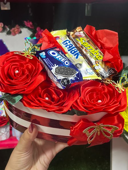 caja de corazón con rosas y chucherias
