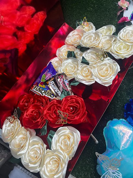 Caja love con rosas y chucherías