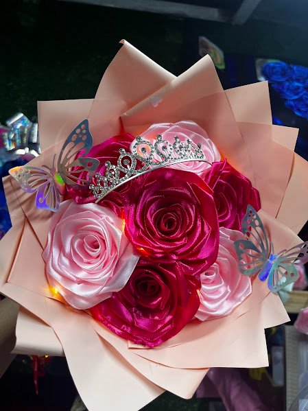 Ramo de 7 rosas con luces y corona pequeña