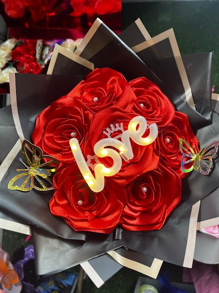 Ramo de 7 rosas con luz love