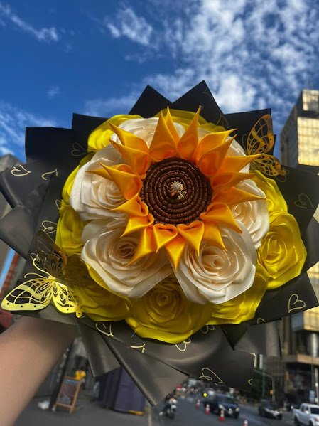 Ramo de 15 rosas más girasol