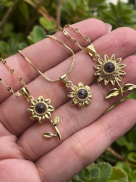 collar de girasol que proyecta te amo en 100 idiomas