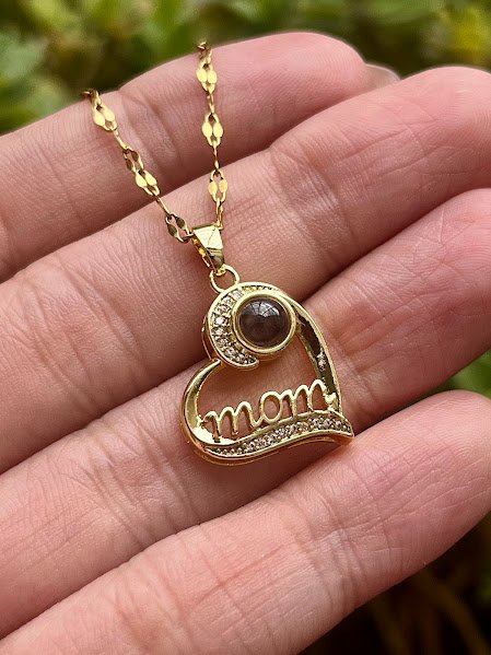 Collar de mamá que proyecta te amo en 100 idiomas