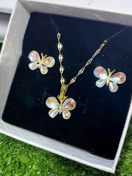 Set de collar con zarcillos de mariposas