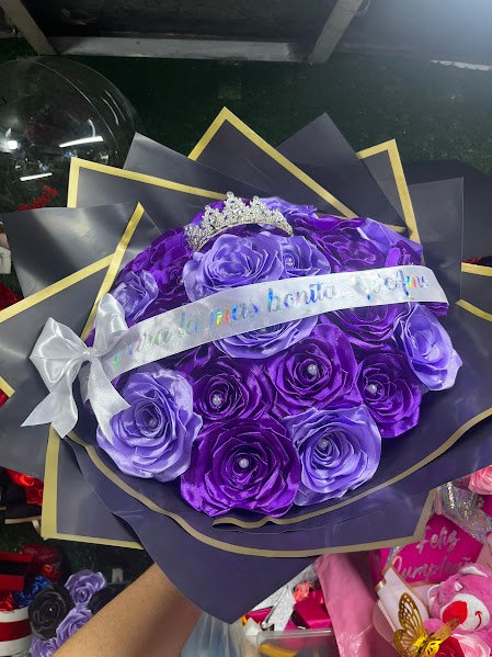 Ramo de 25 rosas con corona y banda personalizada