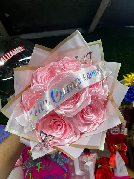 Ramo de 7 rosas con cinta personalizada