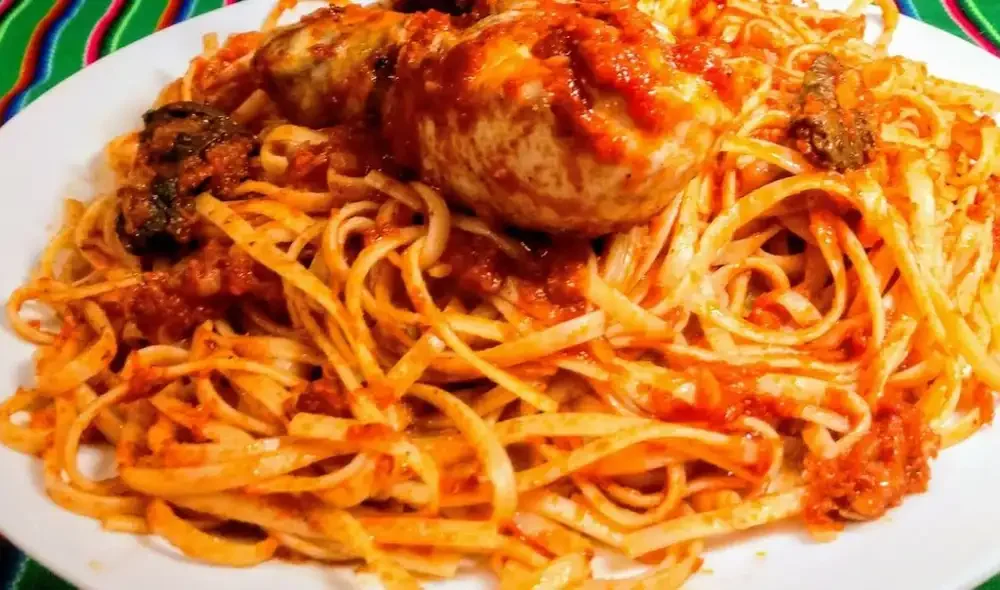 TALLARIN ROJO CON GALLINA HORNEADA +HUANCAINA