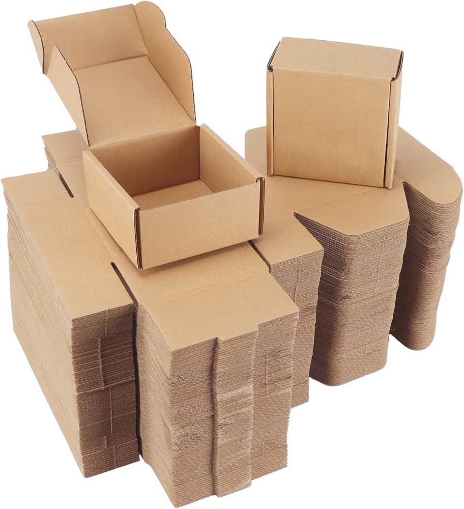 Caja de cartón pequeña  -Ancho: 13 cm. -Largo: 13 cm. -Alto: 11 cm.