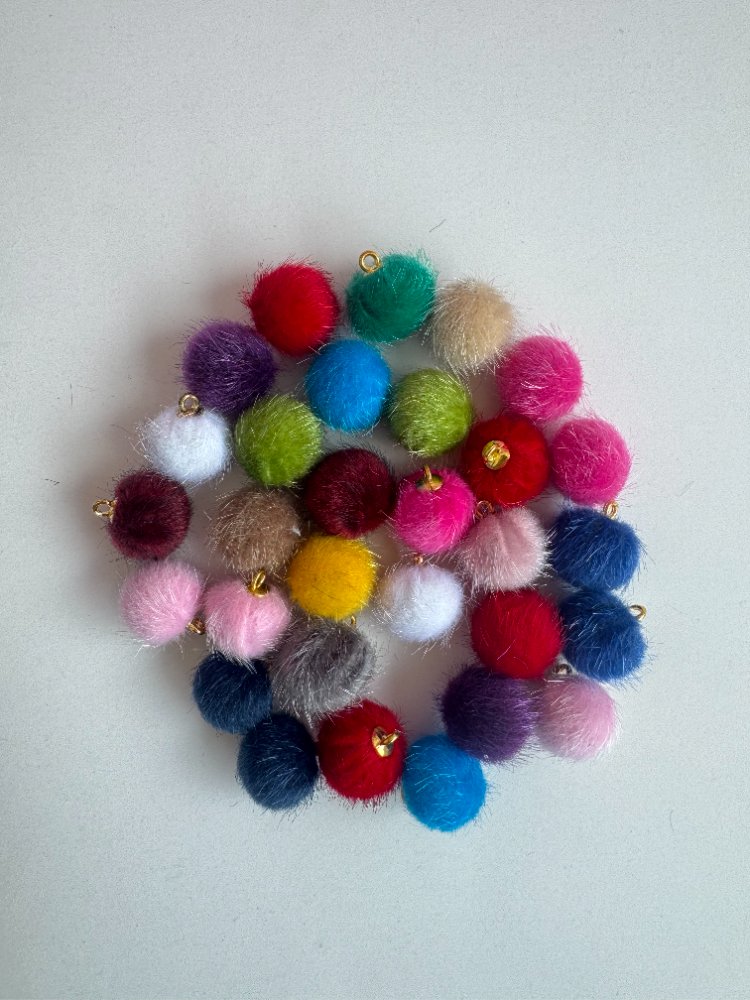 Pompones pequeños de 1,5 cm de diametro X 6 Unidades  para hacer llaveros