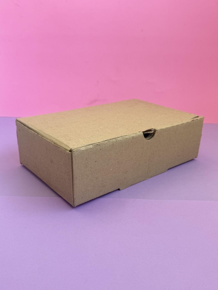 Caja de cartón mediana -Ancho: 28 cm -Largo: 18 cm -Alto: 8 cm