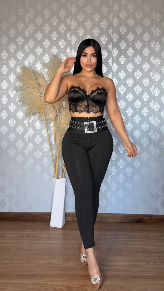 Leggins con hebilla y piedras incrustadas