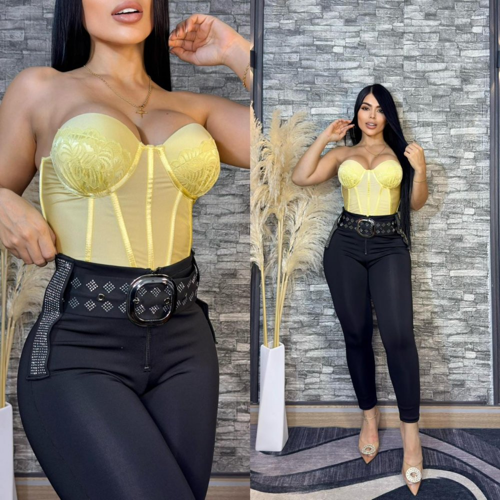 Leggins con pasafajas y pedrería lateral