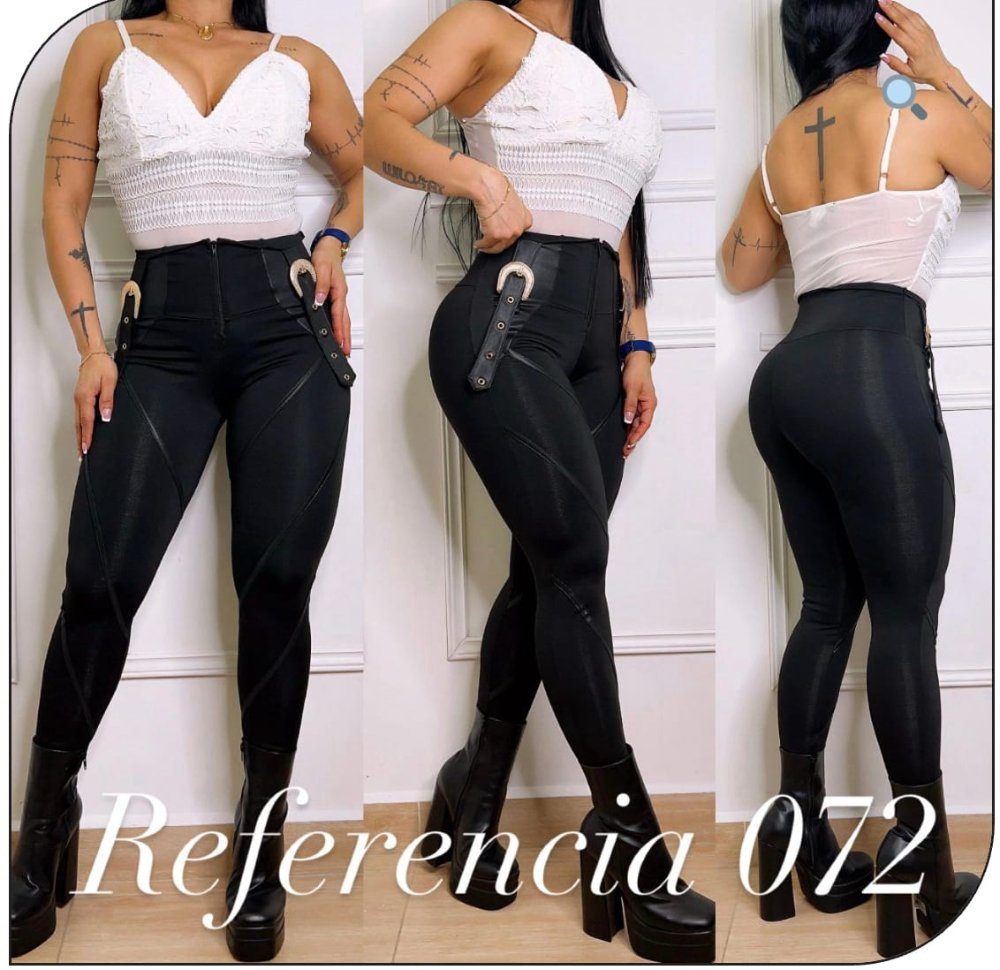 Leggins con herrajes y tiras en tipo cuerina chinzado