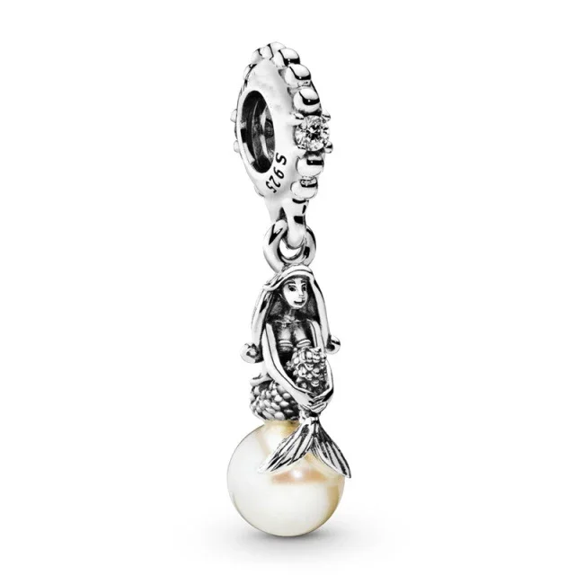 CHARM DE LA SIRENITA SENTADA EN UNA PERLA