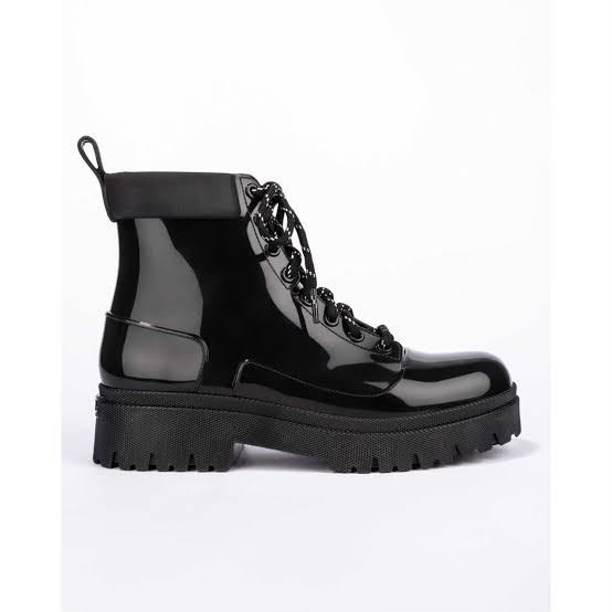 2GZA8300026 BOTA DE JEBE NEGRA CHAROLADA