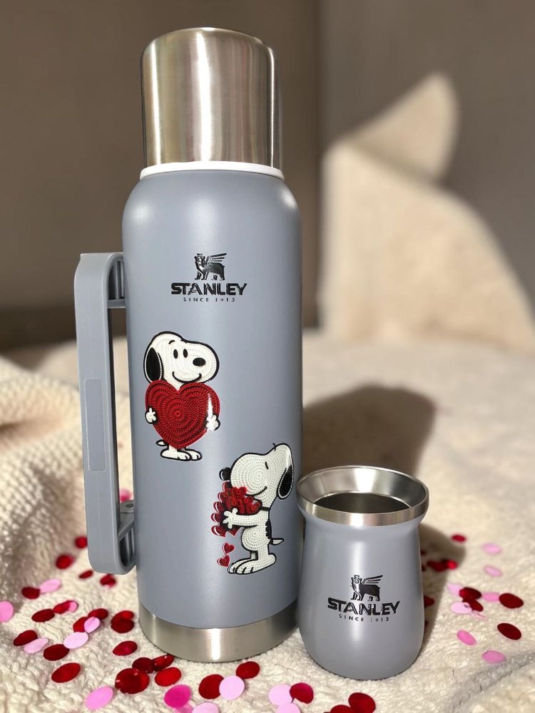 TERMO 1LT CON DISEÑOS PERSONAJES MÁS MATE