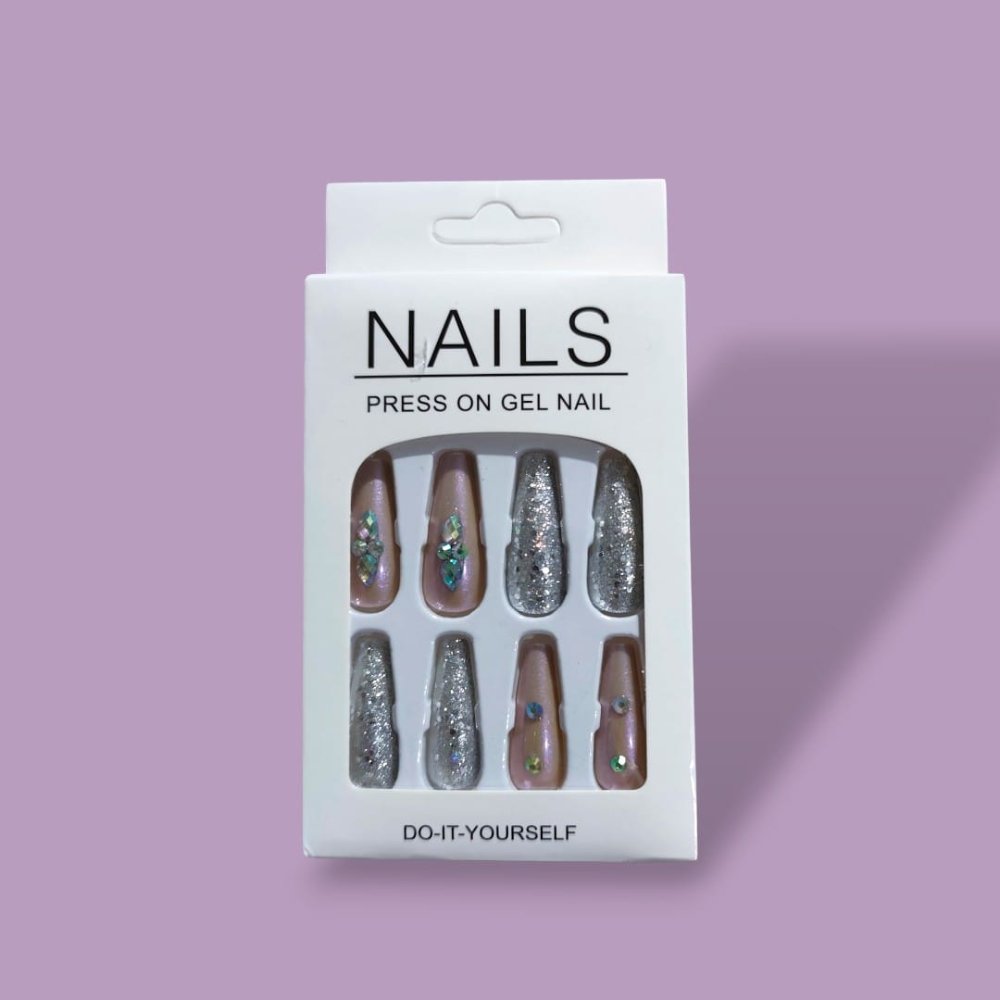 CARTELA DE UÑAS POSTIZAS ADHESIVO LILA - PLATA -  12 PIEZAS