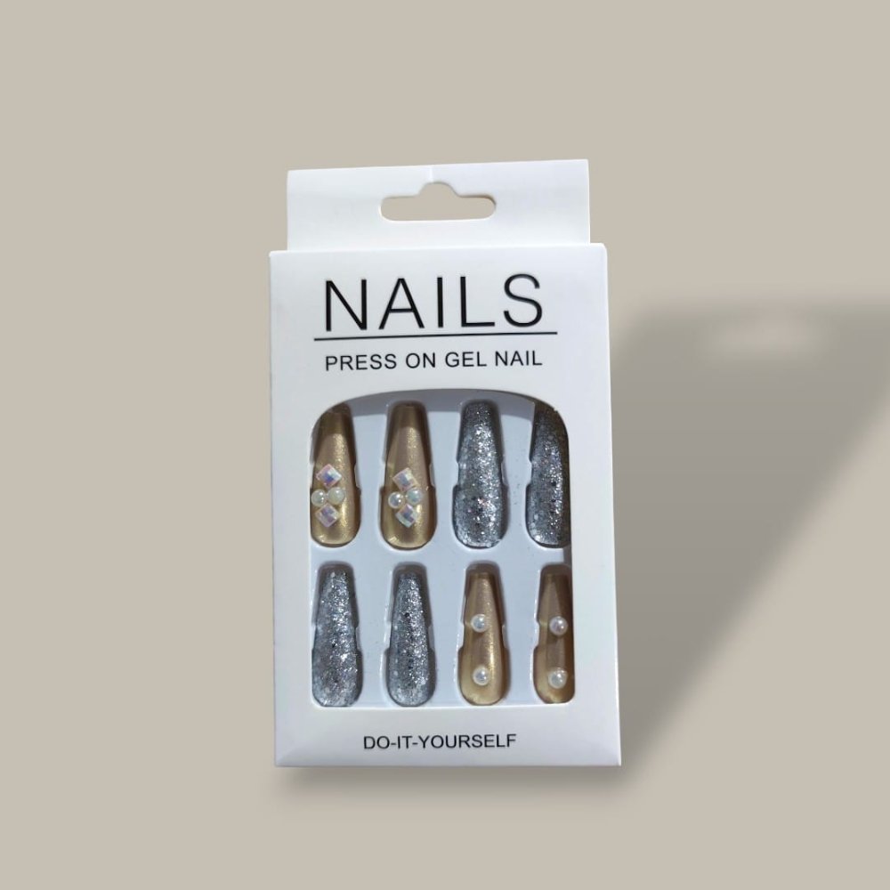 CARTELA DE UÑAS POSTIZAS ADHESIVO DORADO - PLATA -  12 PIEZAS