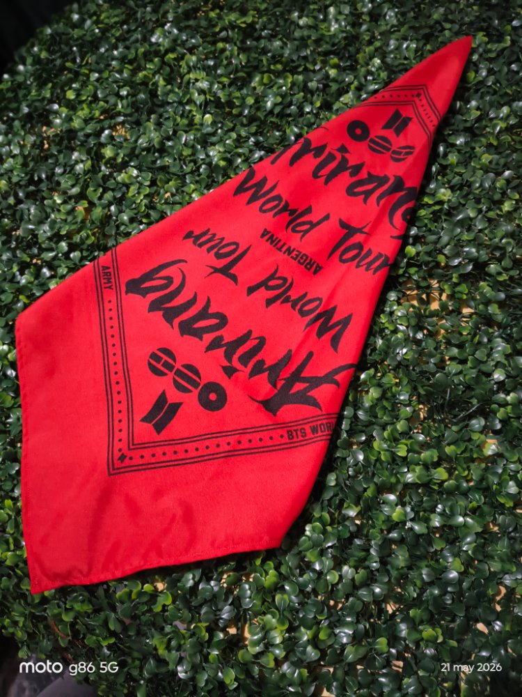 BTS- ARIRANG (Bandana) roja