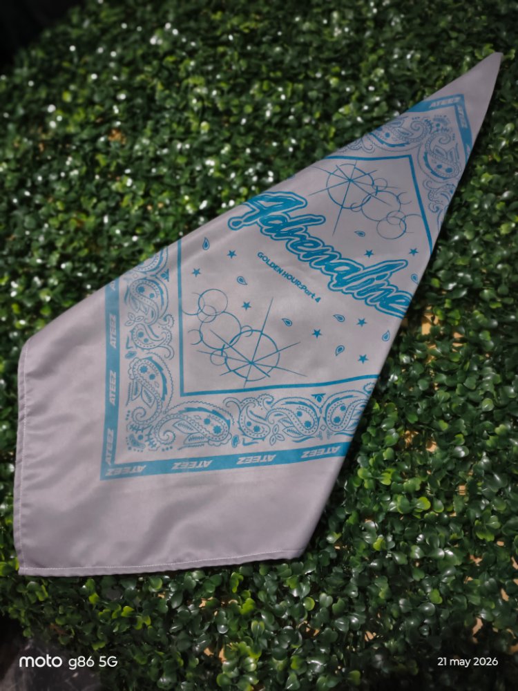 ATEEZ ADRENALINE (Bandana) gris.