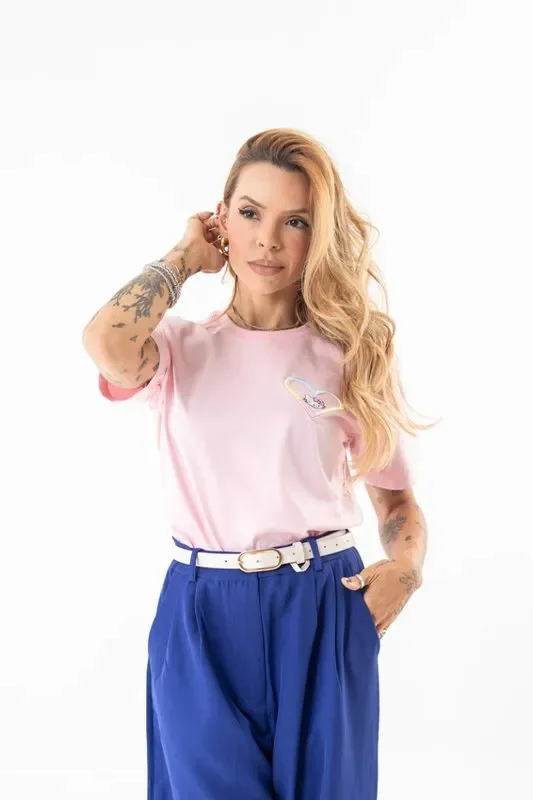 P - Tshirt Bordada Coração Hello Kitty