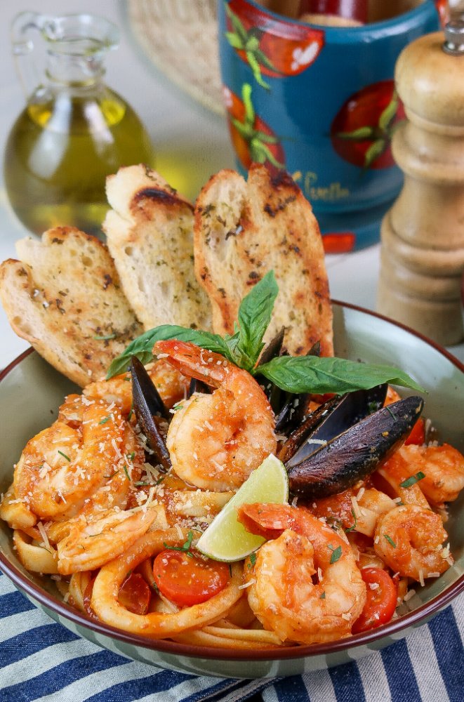 PASTA DE MARISCOS EN SALSA ROJA