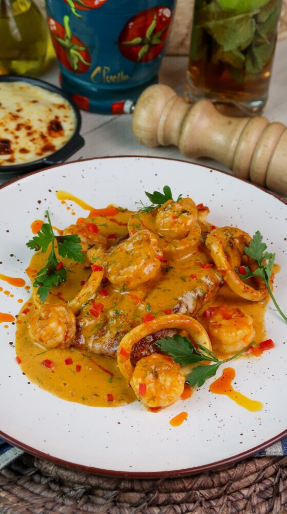 PESCA DEL DIA EN SALSA DE MARISCOS