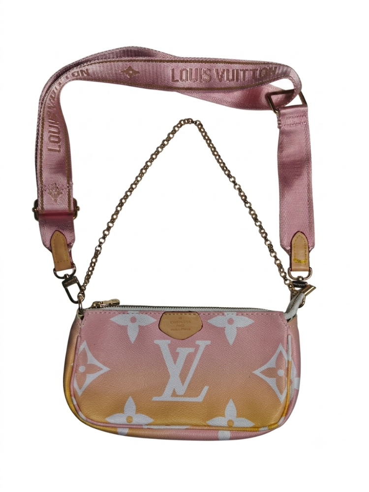 CROSSBODY LOUIS VUITTON BY THE POOL