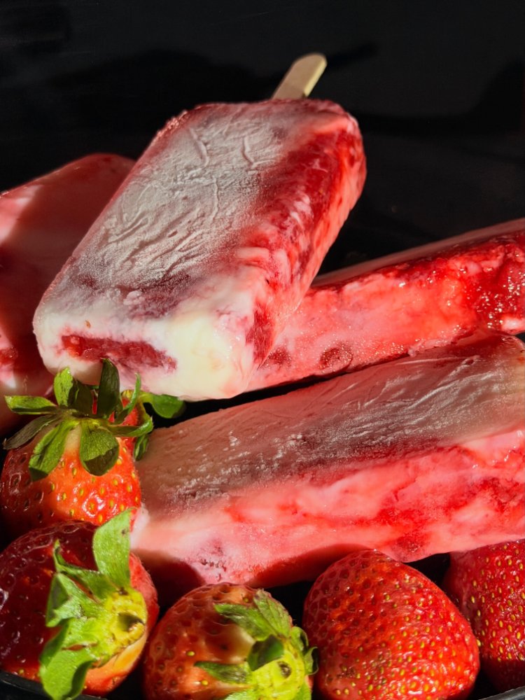 Paletas de Fresas con Crema