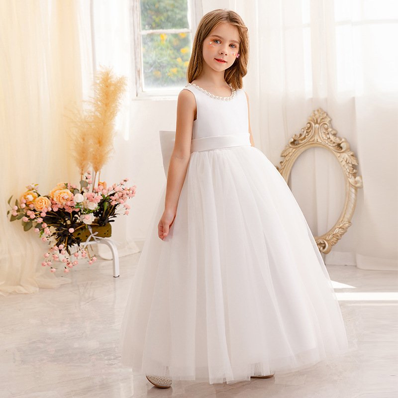 Vestido de niña, vestido blanco largo, con cinta satinada en la cintura y detalles de piedras en el cuello