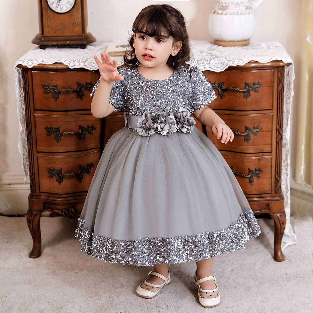 Vestido de niña, vestido gris con parte superior con lentejuelas y franja de lentejuela en la parte inferior, ramo de flores en la cintura