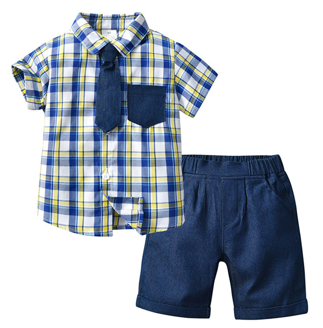 Traje de niño, traje de short azul, camisa a cuadro blanco, azul y amarillo, con bolsillo y corbata azul