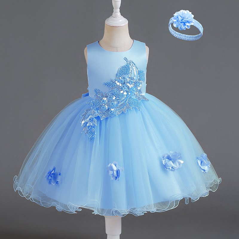 Vestido de niña, vestido celeste con detalles de ramillete flores en la parte superior y flores varias en la parte inferior, cintillo con flor