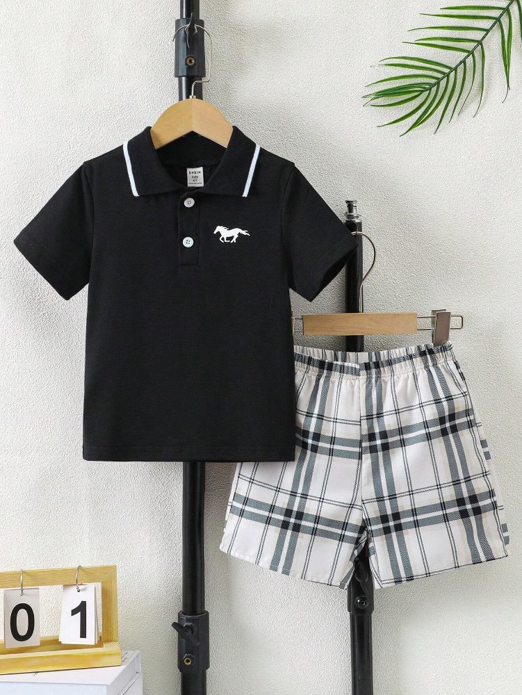 Traje de niño, traje de short cuadrado blanco con negro y camisa negra estilo polo