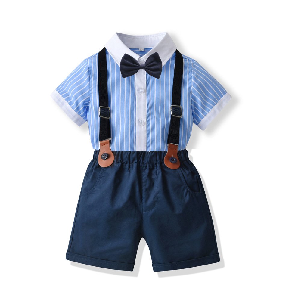 Traje de niño, traje de short azul, camisa celeste con rayas blancas, tirante y corbatín