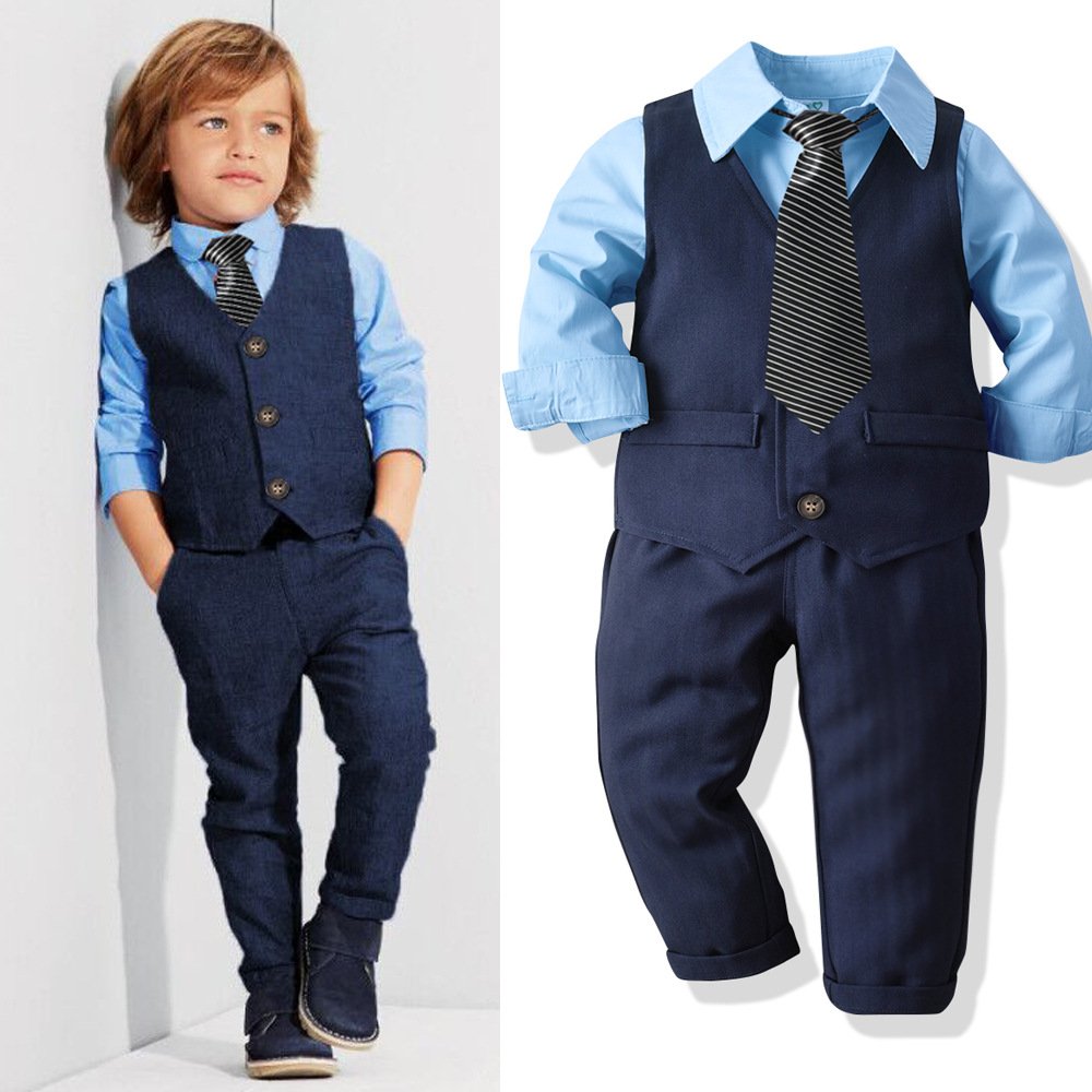Traje de niño, traje de pantalón y chaleco azul, camisa celeste y corbata negra con rayas gris