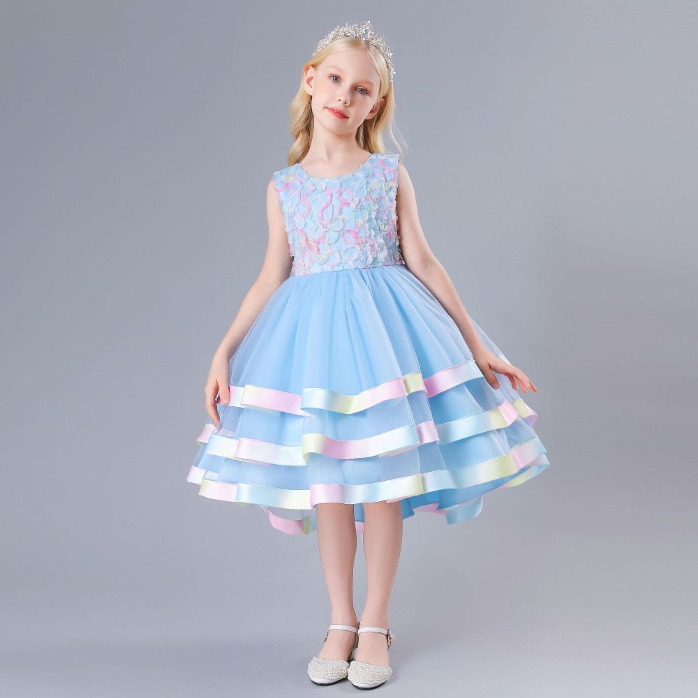 Vestido de niña, vestido celeste con decorado parte arriba y cintas en la parte de abajo