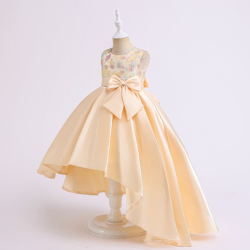 Vestido de niña, vestido crema de cola diagonal, con detalles de bordados en la parte de arriba, lazo pequeño en la parte de adelante y lazo grande en la parte de atrás