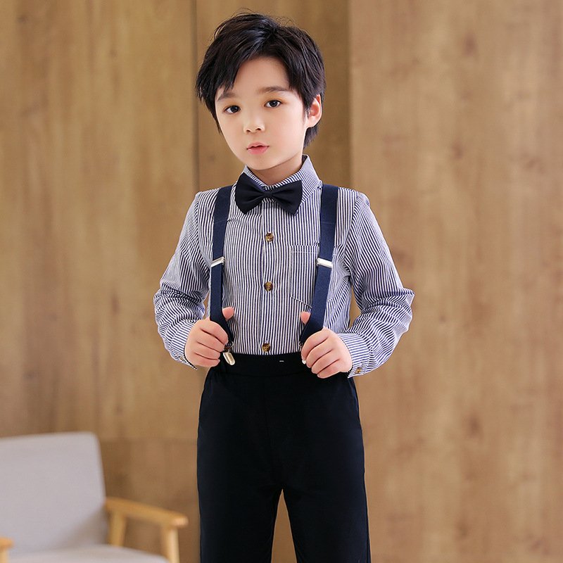 Traje de niño, traje de pantalón negro, camisa rayada azul con blanco manga larga, tirantes azul y corbatín en negro