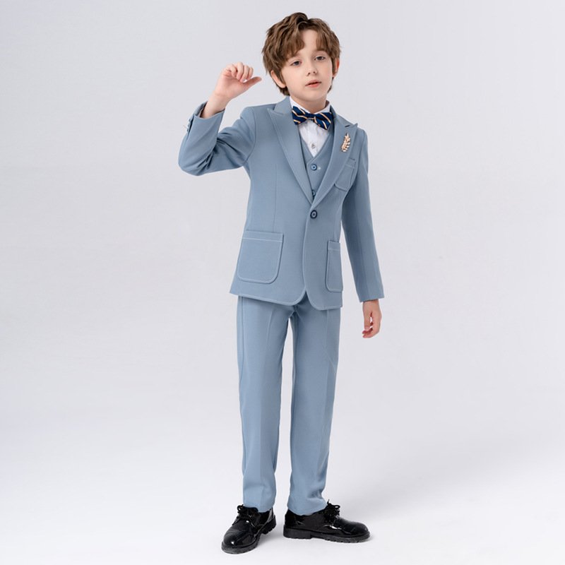 Traje de niño, traje formal de saco, chaleco y pantalón celeste, camisa blanca manga larga y corbatín azul con rayas amarillas