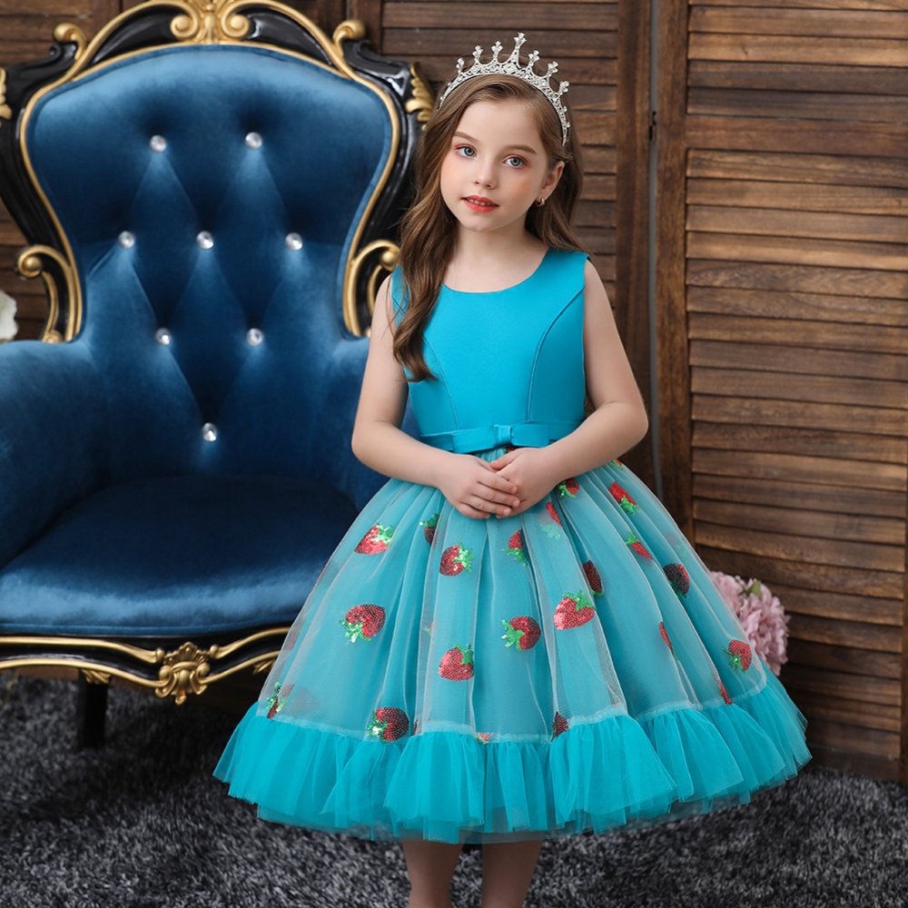 Vestido de niña, vestido celeste con detalles de fresas y vuelo en la parte inferior