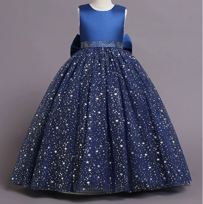 Vestido de niña, vestido azul obscuro, con parte superior estampado de estrellas, y lazo en la parte de atrás
