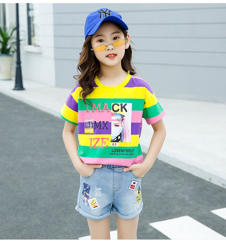 Traje de niña, traje de short jeans con dibujos y letras, camiseta rayada (amarillo, verde, rosado y morado)