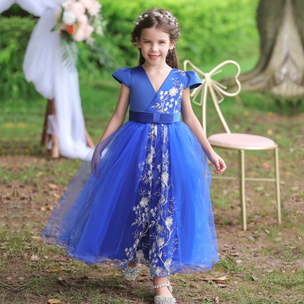 Vestido de niña, vestido azul con parte de bordado de flores y cinta en la cintura