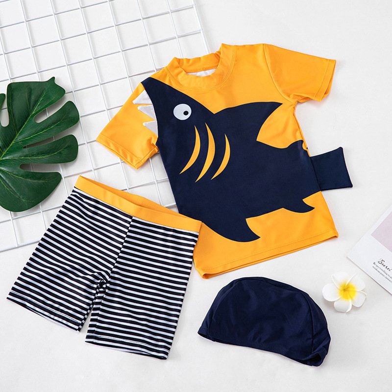Traje de baño de niño, amarillo con azul con rayas blanca, camisa dibujo de tiburón y manga corta