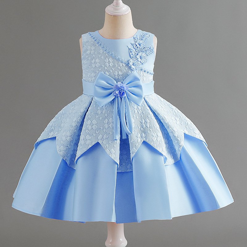 Vestido de niña, vestido celeste, con paletones y tela de relieve de flores, lazo en la parte de cintura