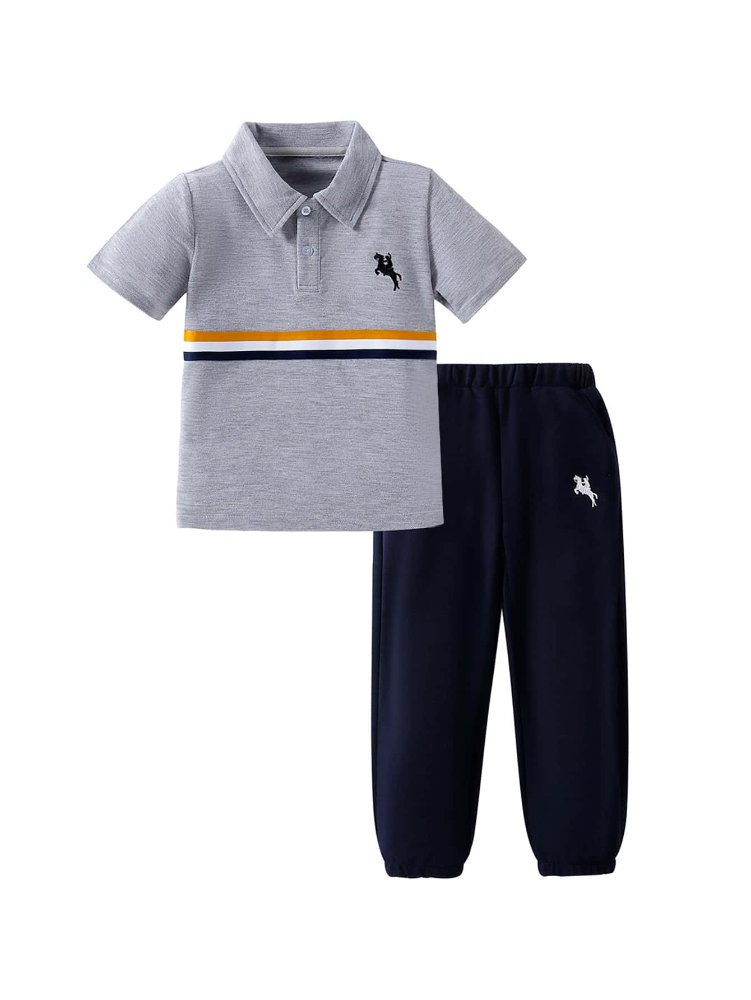 Traje de niño, traje de buzo azul, camisa estilo polo gris con raya blanca con amarillo
