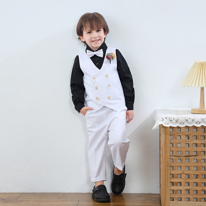 Traje de niño, traje de pantalón, chaleco y corbatín blanco, camisa negra manga larga, seis botones en chaleco