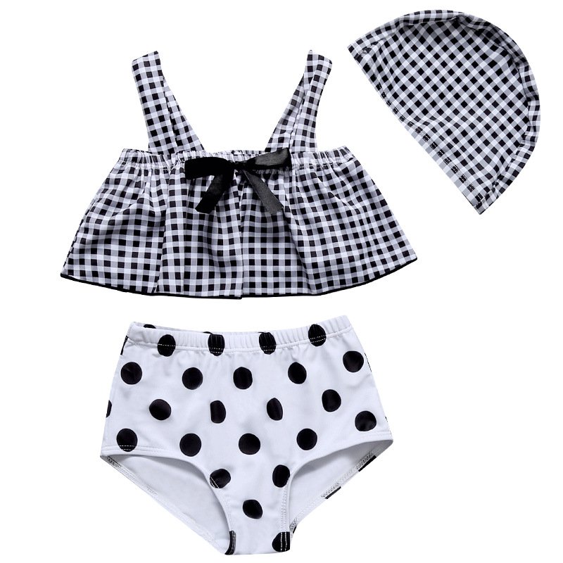 Traje de baño de niña, parte arriba y gorro cuadrado blanco con negro y parte abajo, blanco con puntos negros