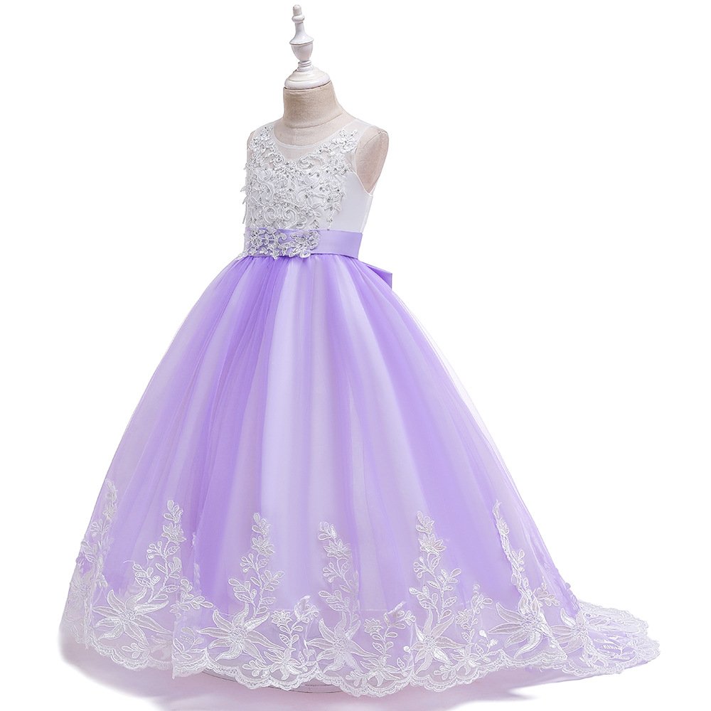 Vestido de niña, vestido lila con blanco, parte superior blanco con detalles de piedras y parte inferior en lila con blonda en la parte de abajo color blanco y estilo de cola